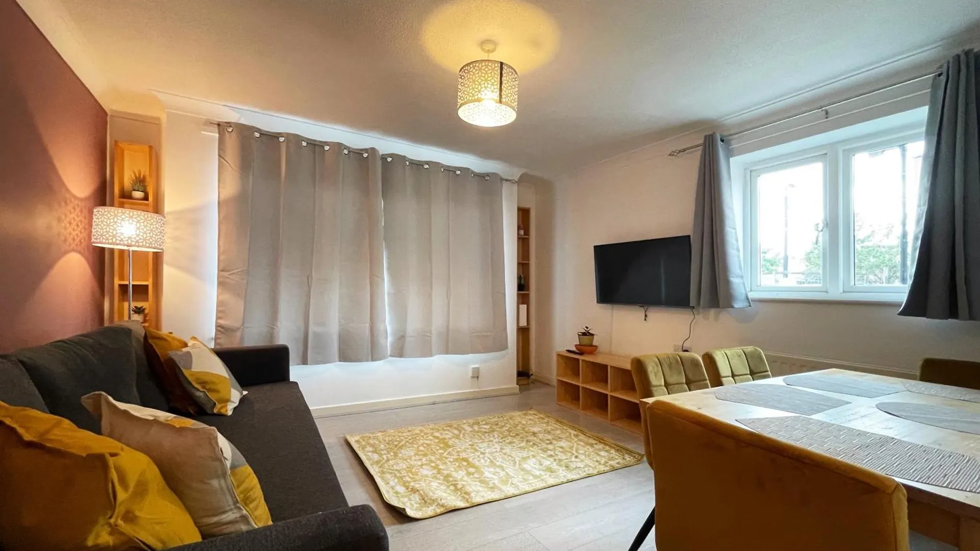 Apartment Rebecca Place At Whitechapel - 2 Double Beds, 1 Sofa Bed, Max 5 People London