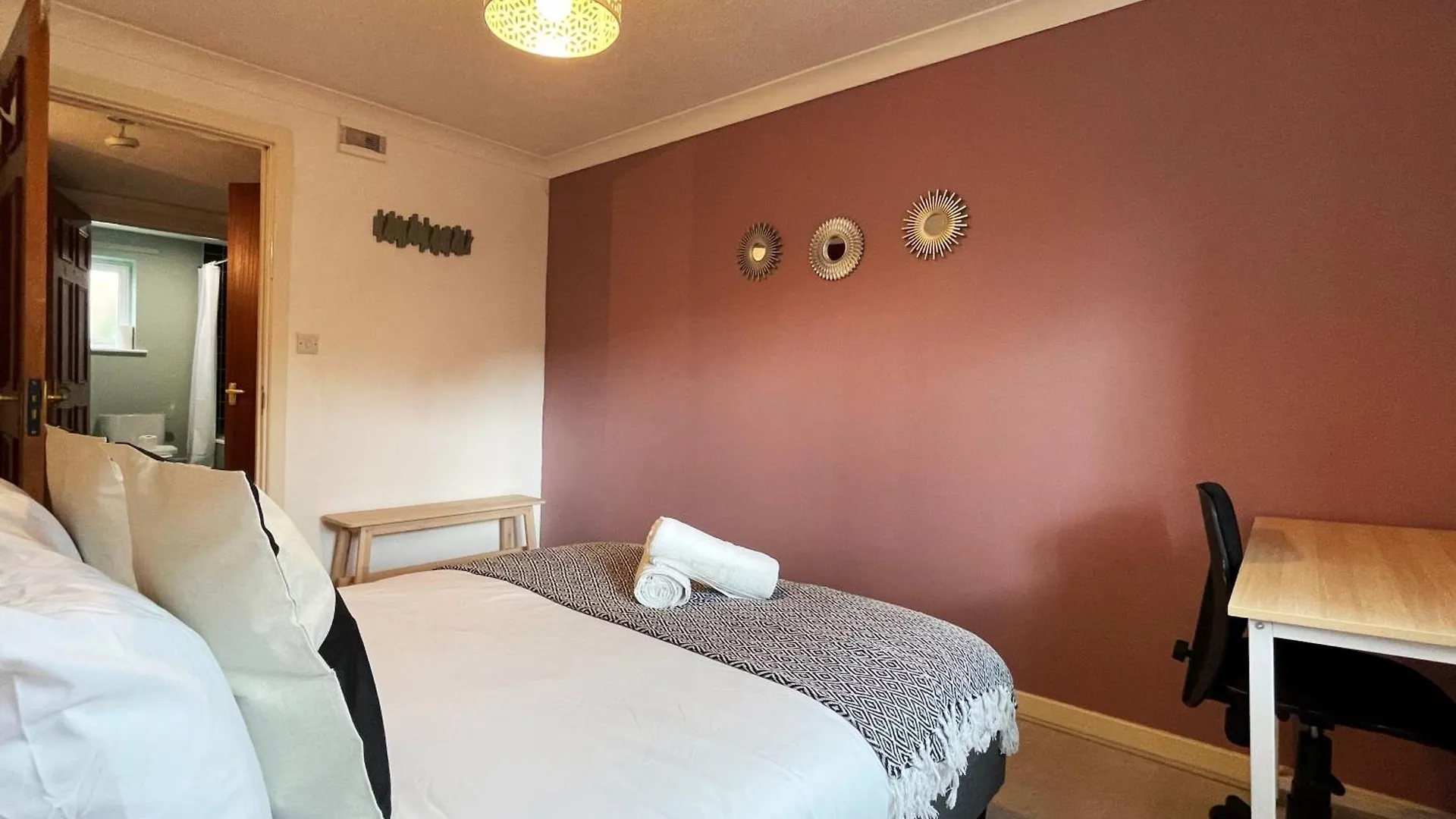 Rebecca Place At Whitechapel - 2 Double Beds, 1 Sofa Bed, Max 5 People London Apartment