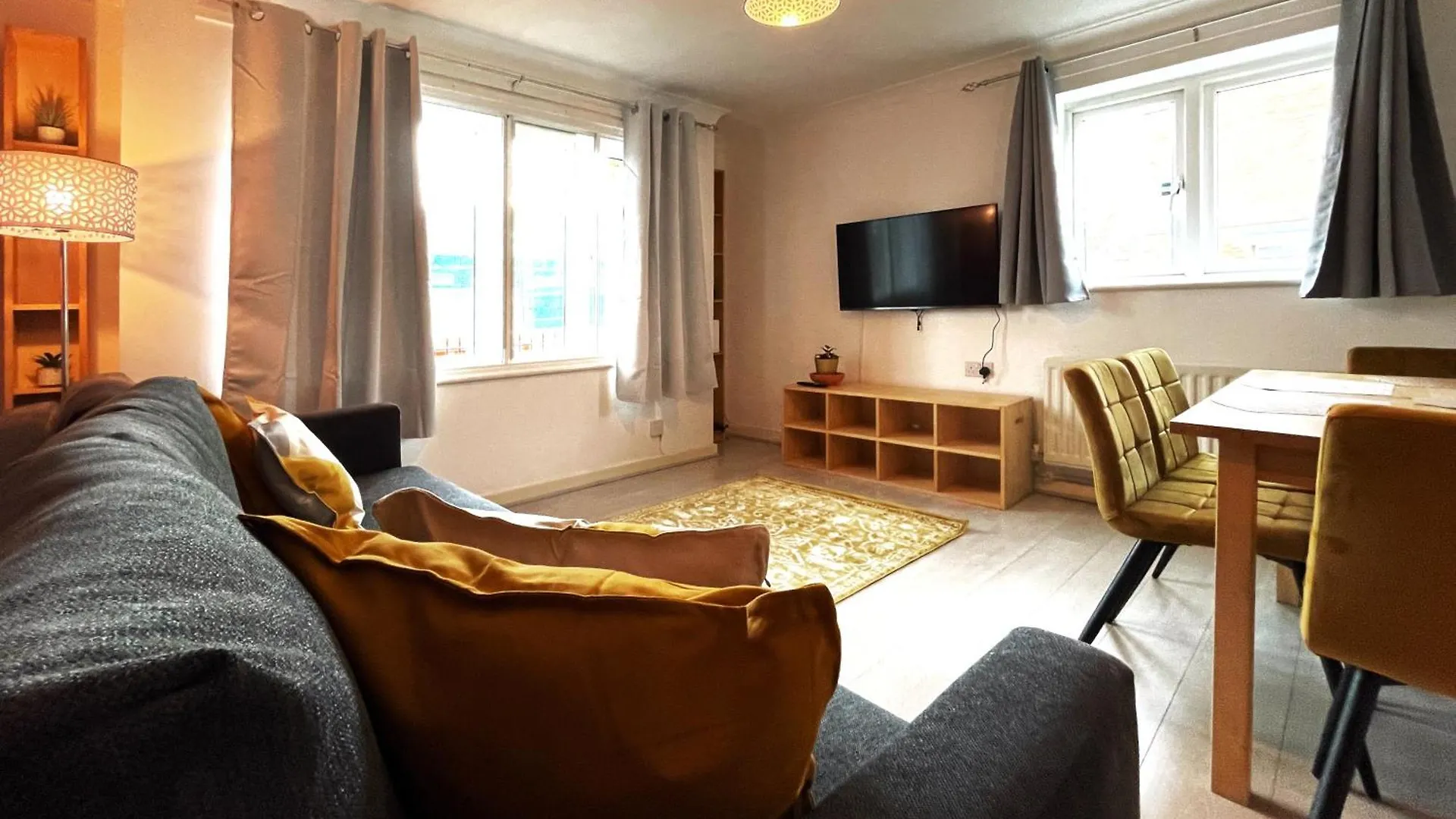 Apartment Rebecca Place At Whitechapel - 2 Double Beds, 1 Sofa Bed, Max 5 People London